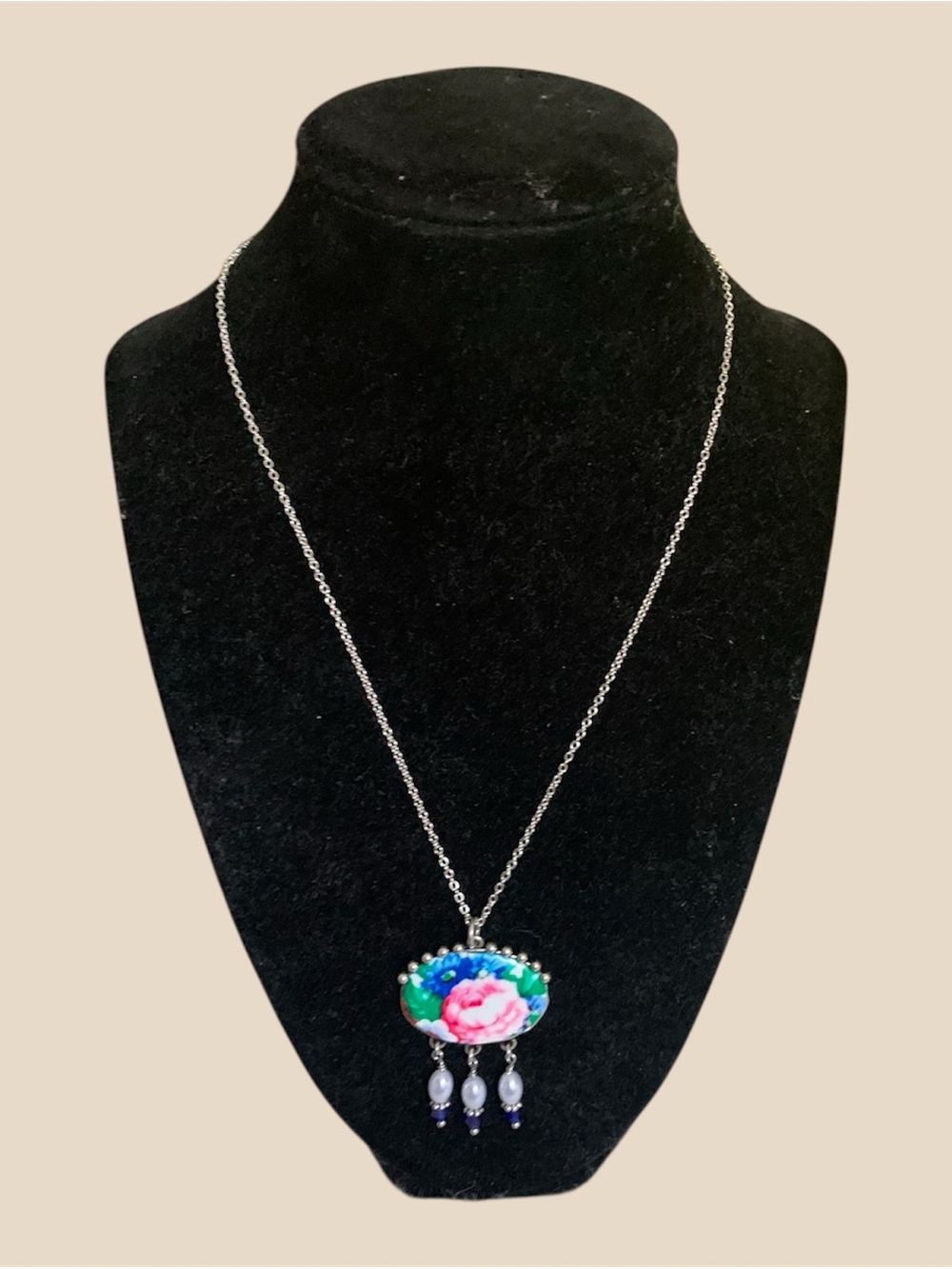 NWOT Floral Enamel Pearl Dangle Oval Pendant Necklace Silver Tone Chain